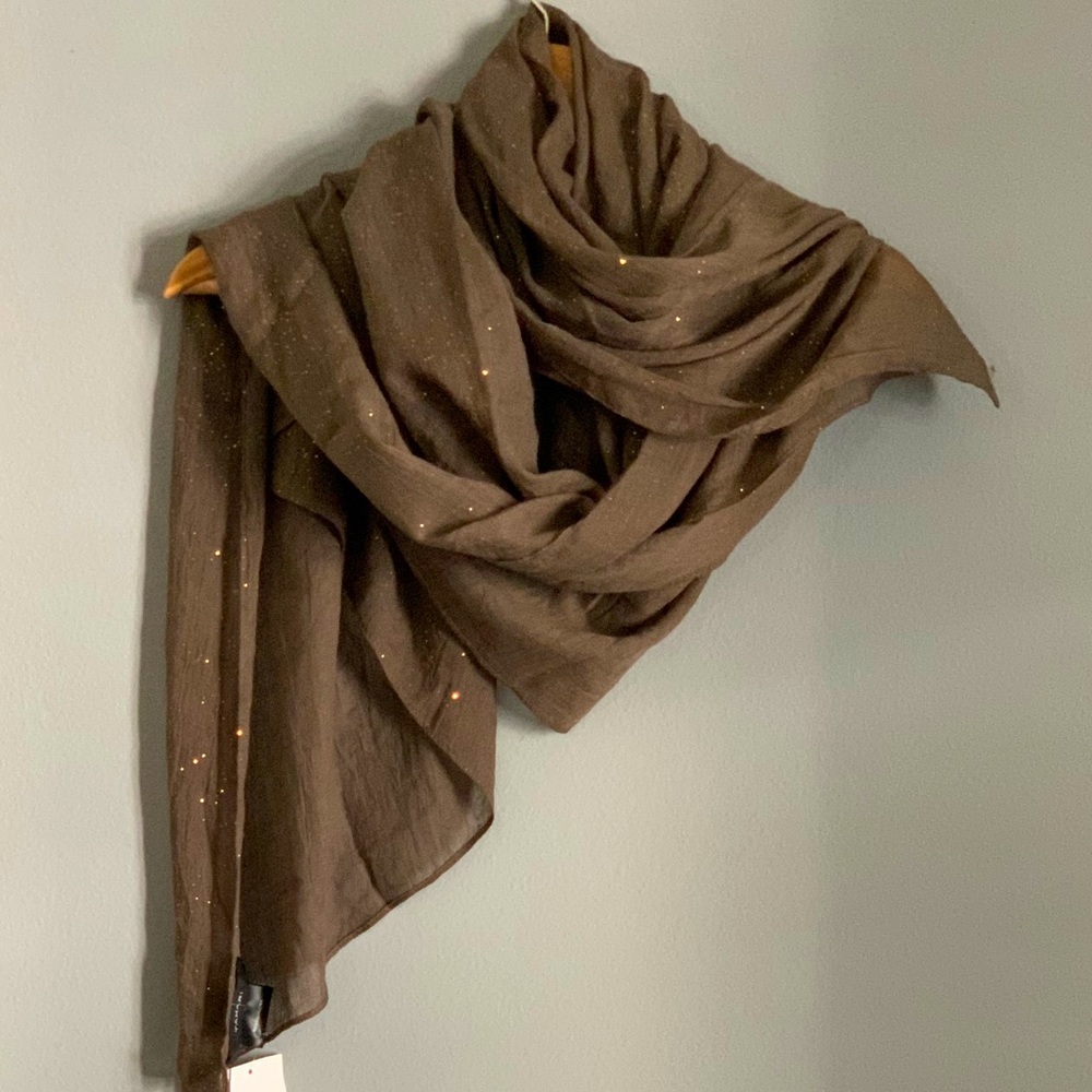 NWT Gold-flecked wood/moss color Tahari wrap